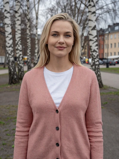 Ingrid, 30, Swedish woman in a Stockholm park - verified Scandinavian single on Cdleusa