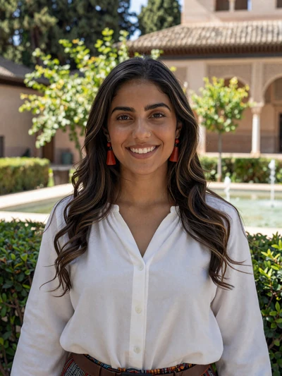 Rocío, 29, Spanish woman in Granada Alhambra gardens - European single on Cdleusa dating platform