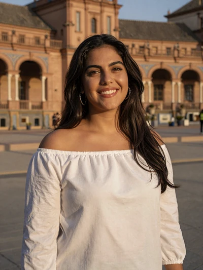Carmen, 28, Spanish woman on a sun-drenched plaza - Spanish single on Cdleusa dating